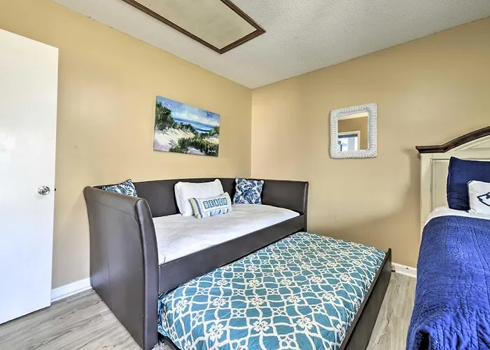 Panama City Beach Condo With Patio And Pool Access!