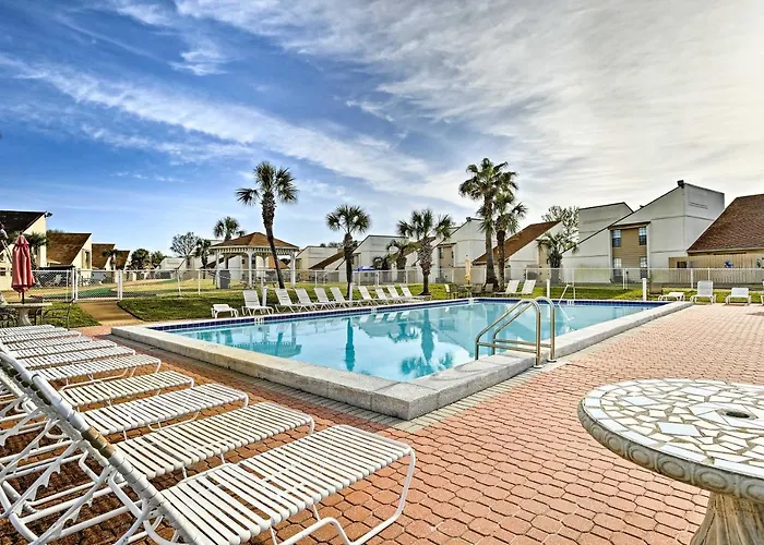 Panama City Beach Condo With Patio And Pool Access!